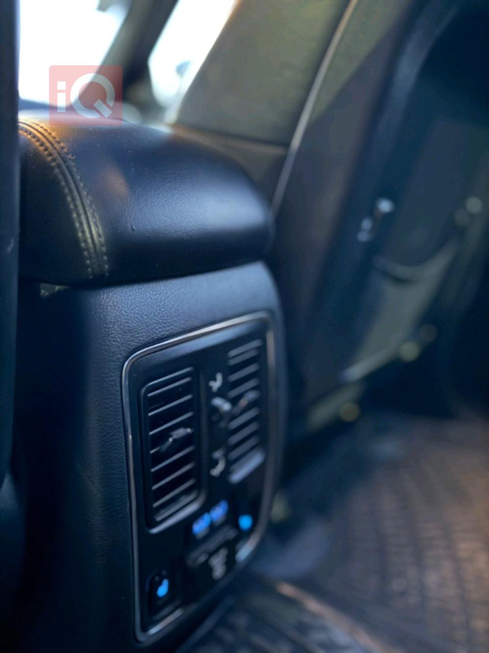 جیپ گراند شیرۆکی